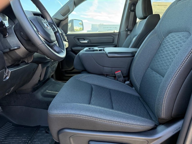 Ram 1500 Vehicle Full-screen Gallery Image 17