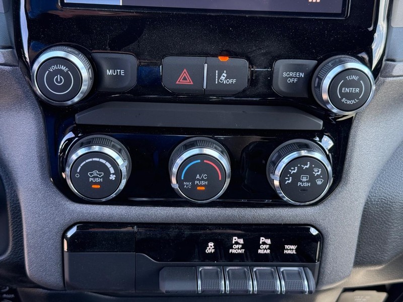 Ram 1500 Vehicle Full-screen Gallery Image 25