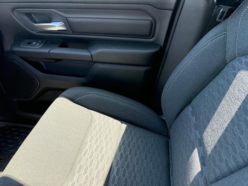 Ram 1500 Vehicle Full-screen Gallery Image 27