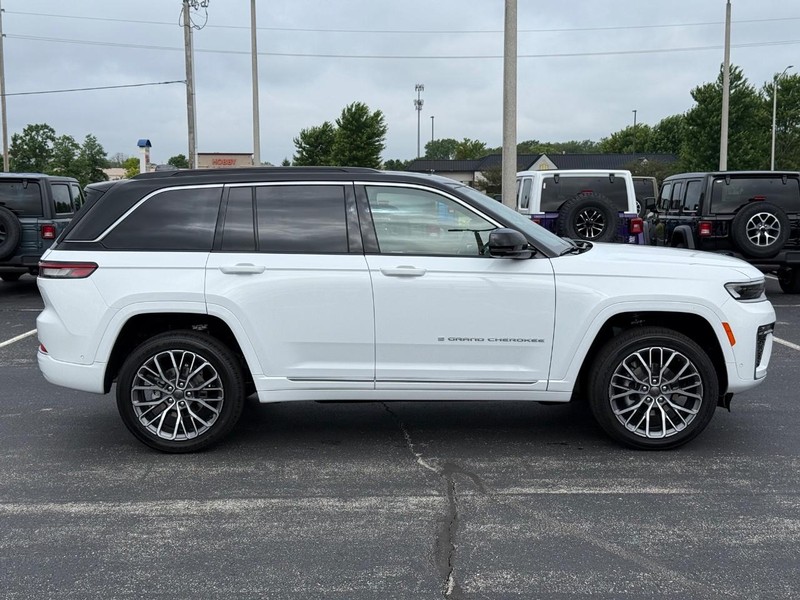 Jeep Grand Cherokee Vehicle Full-screen Gallery Image 2