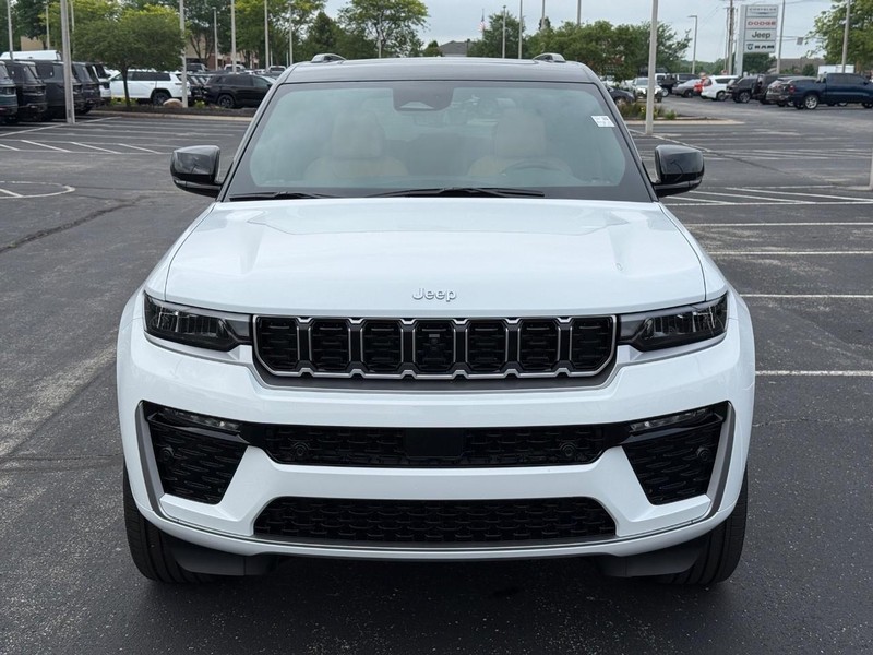 Jeep Grand Cherokee Vehicle Full-screen Gallery Image 11