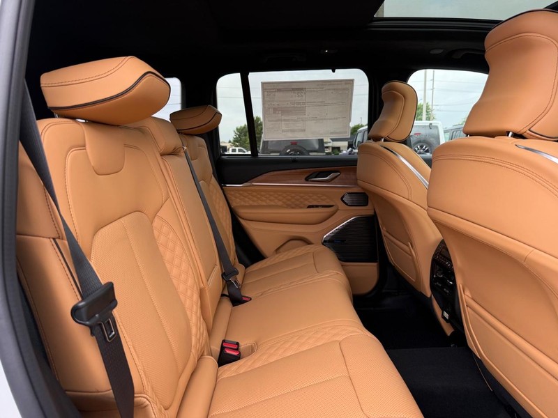 Jeep Grand Cherokee Vehicle Full-screen Gallery Image 12
