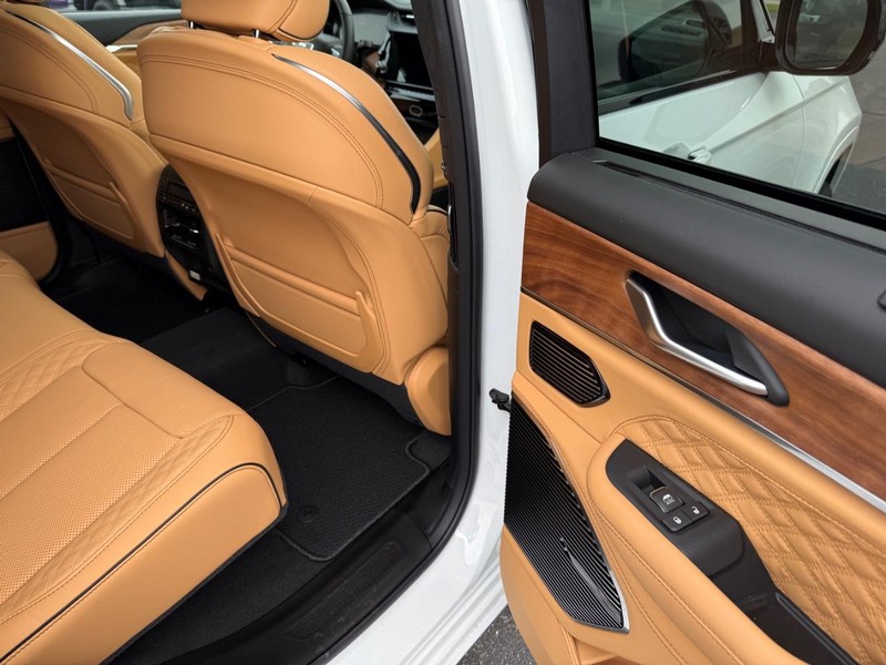 Jeep Grand Cherokee Vehicle Full-screen Gallery Image 13