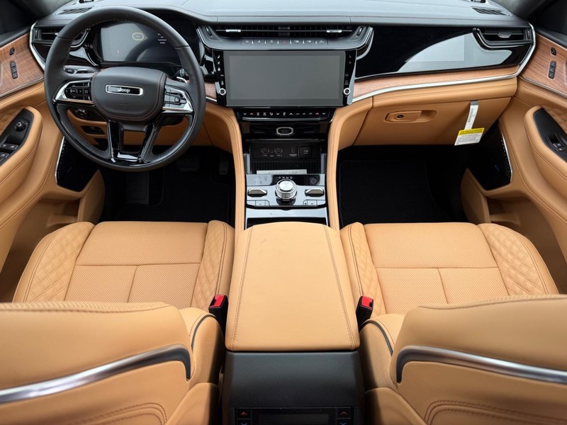 Jeep Grand Cherokee Vehicle Full-screen Gallery Image 15