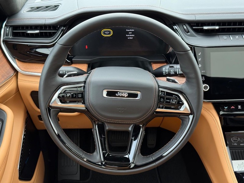 Jeep Grand Cherokee Vehicle Full-screen Gallery Image 16