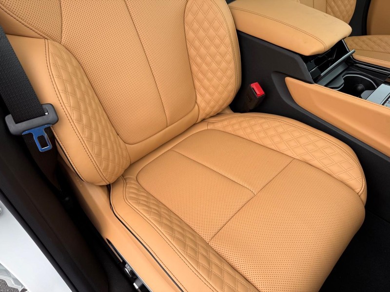 Jeep Grand Cherokee Vehicle Full-screen Gallery Image 18