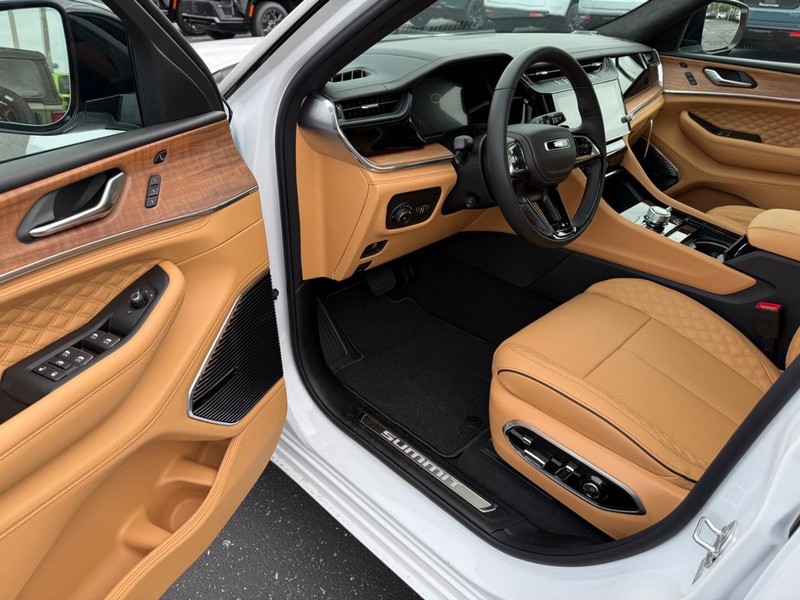 Jeep Grand Cherokee Vehicle Full-screen Gallery Image 19