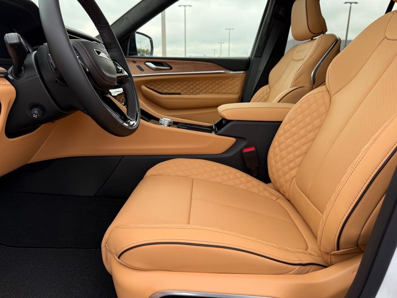 Jeep Grand Cherokee Vehicle Full-screen Gallery Image 20