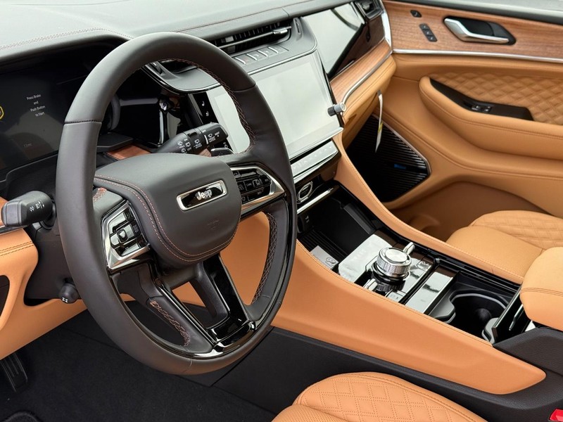 Jeep Grand Cherokee Vehicle Full-screen Gallery Image 21