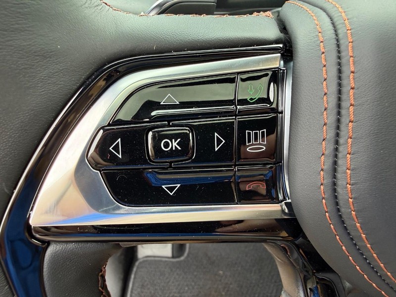 Jeep Grand Cherokee Vehicle Full-screen Gallery Image 22