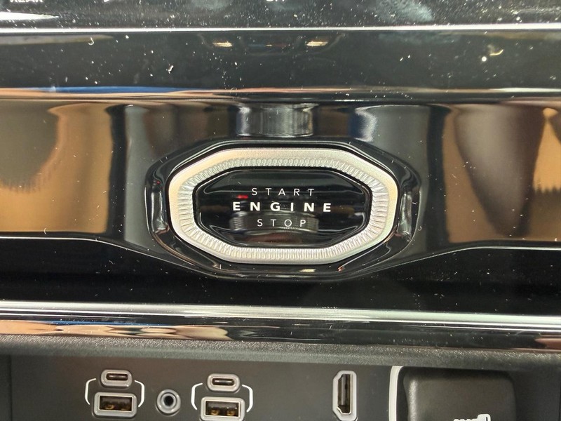 Jeep Grand Cherokee Vehicle Full-screen Gallery Image 24