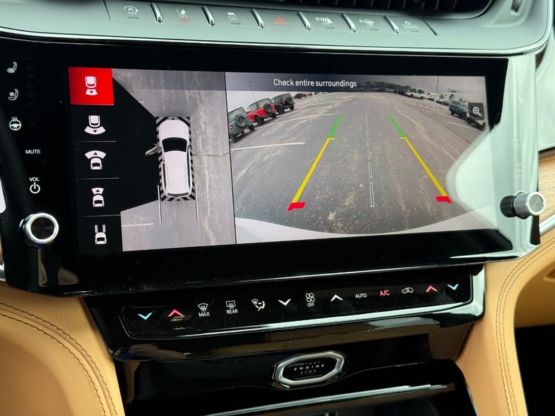 Jeep Grand Cherokee Vehicle Full-screen Gallery Image 26