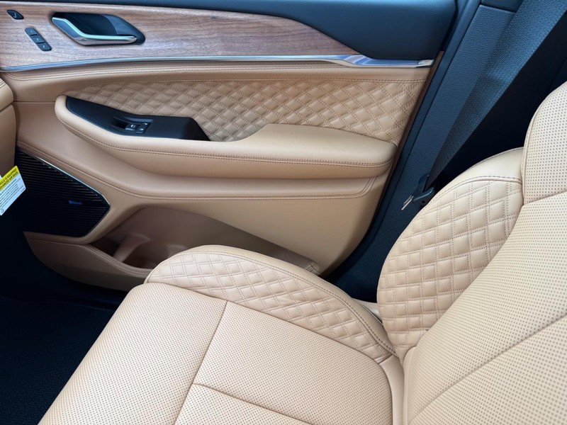 Jeep Grand Cherokee Vehicle Full-screen Gallery Image 28