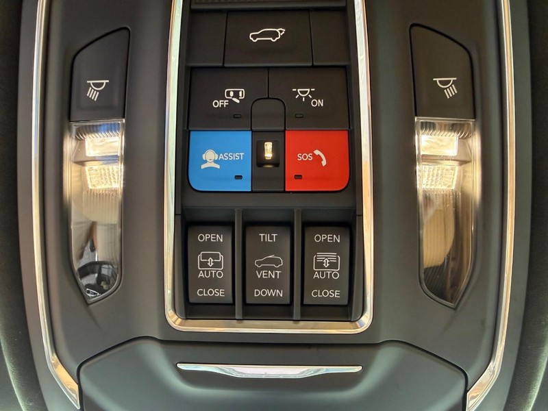 Jeep Grand Cherokee Vehicle Full-screen Gallery Image 29