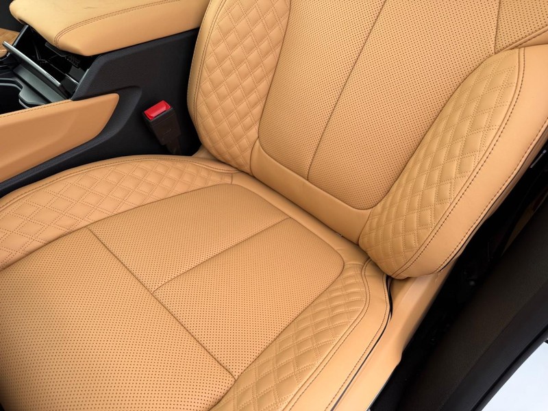 Jeep Grand Cherokee Vehicle Full-screen Gallery Image 32