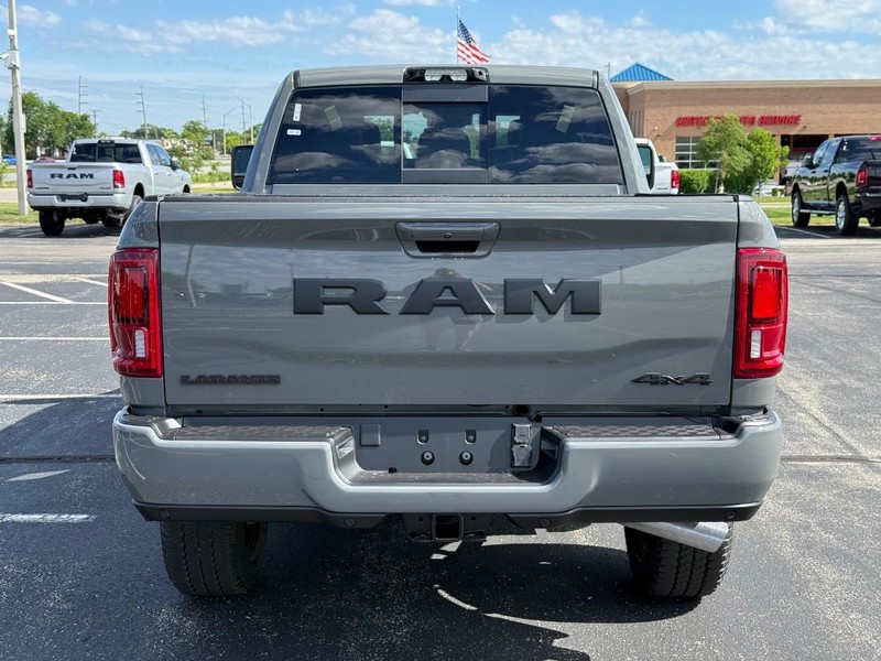 Ram 2500 Vehicle Full-screen Gallery Image 4