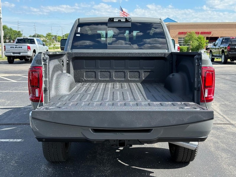 Ram 2500 Vehicle Full-screen Gallery Image 7
