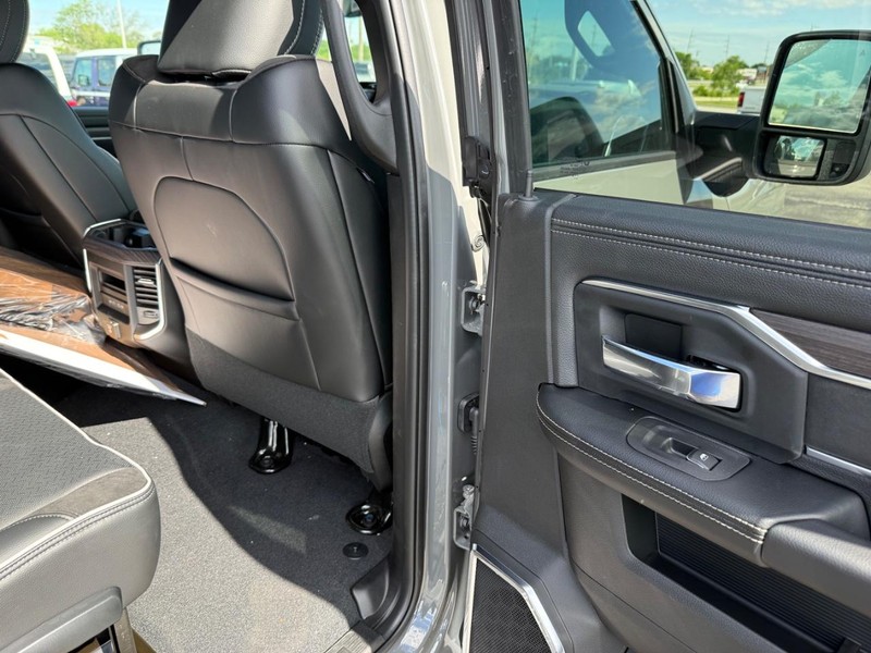 Ram 2500 Vehicle Full-screen Gallery Image 11