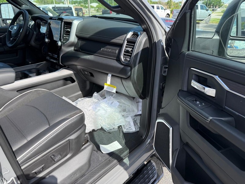 Ram 2500 Vehicle Full-screen Gallery Image 14