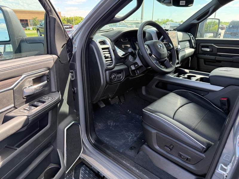 Ram 2500 Vehicle Full-screen Gallery Image 16