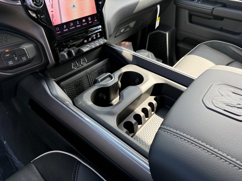 Ram 2500 Vehicle Full-screen Gallery Image 25