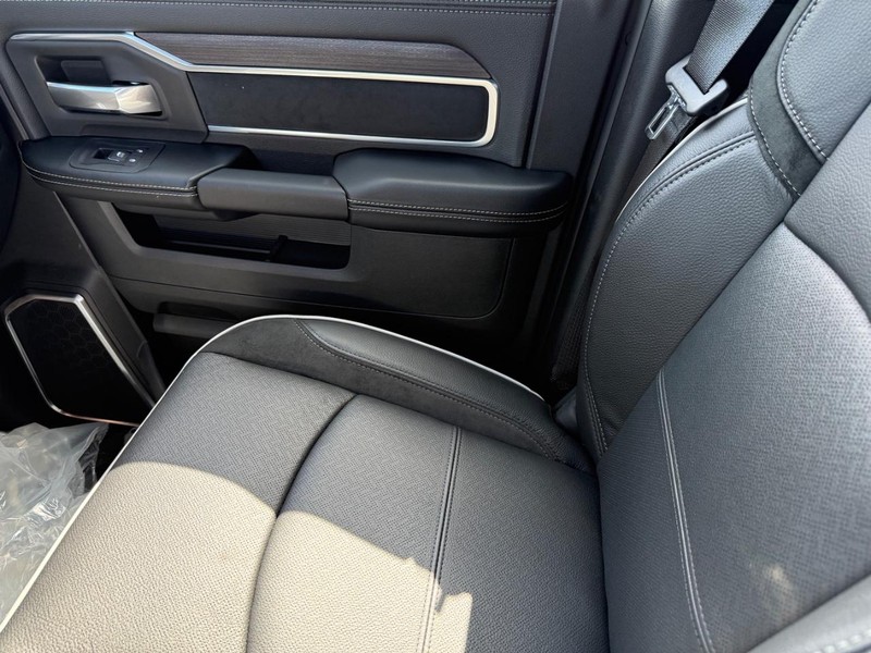 Ram 2500 Vehicle Full-screen Gallery Image 26