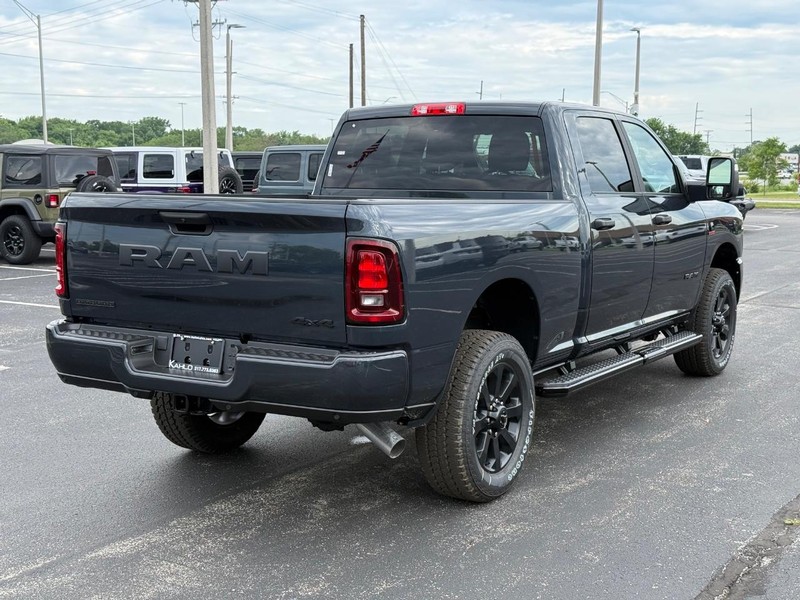 Ram 2500 Vehicle Full-screen Gallery Image 3
