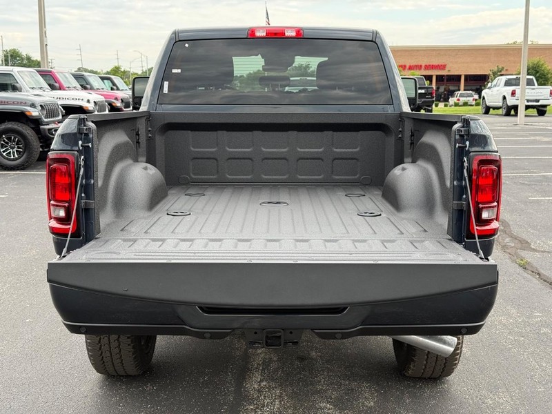 Ram 2500 Vehicle Full-screen Gallery Image 7