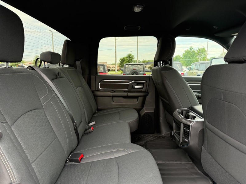 Ram 2500 Vehicle Full-screen Gallery Image 11