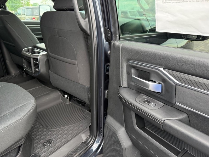 Ram 2500 Vehicle Full-screen Gallery Image 12