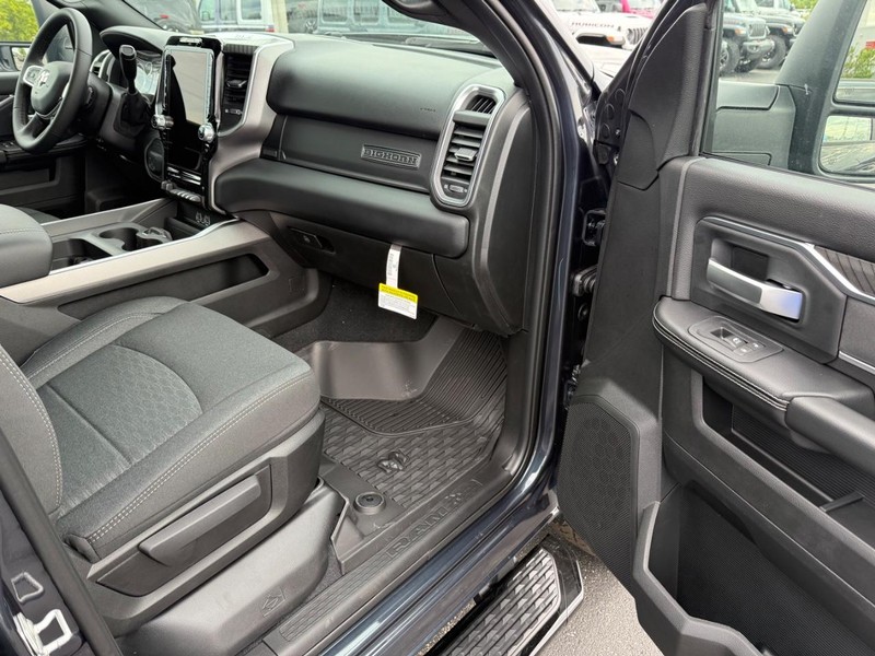 Ram 2500 Vehicle Full-screen Gallery Image 15