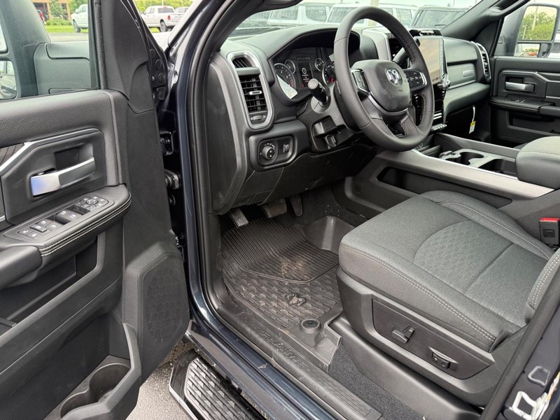 Ram 2500 Vehicle Full-screen Gallery Image 17