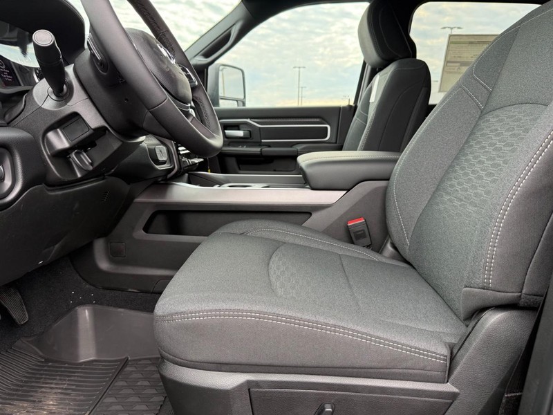 Ram 2500 Vehicle Full-screen Gallery Image 18