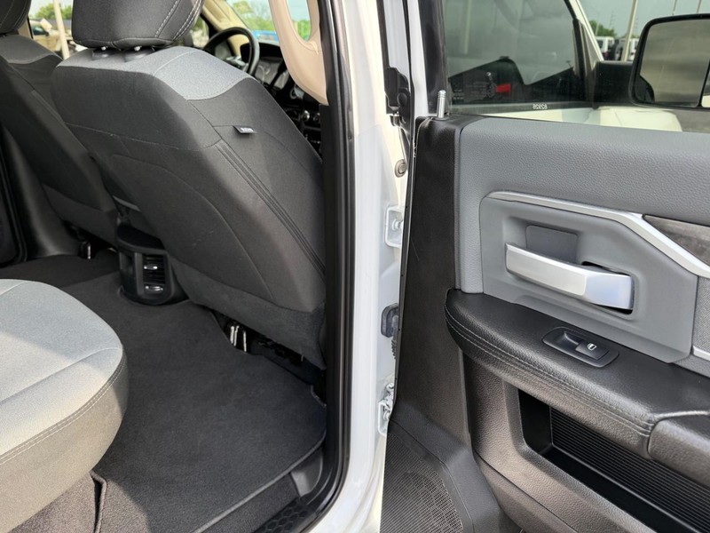 Ram 2500 Vehicle Full-screen Gallery Image 12