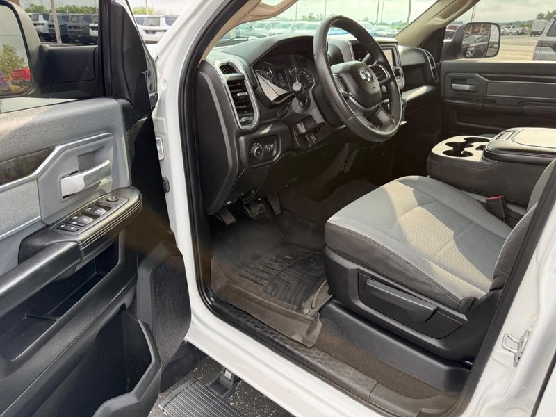 Ram 2500 Vehicle Full-screen Gallery Image 17