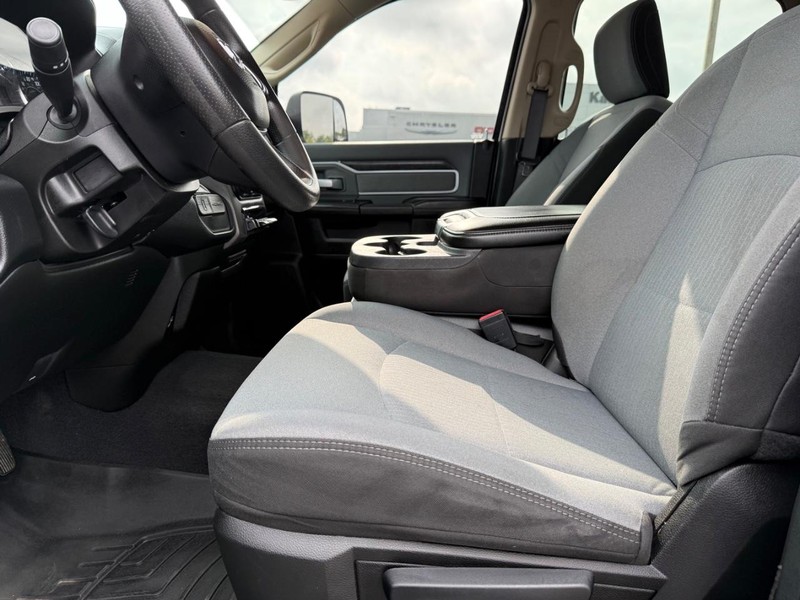 Ram 2500 Vehicle Full-screen Gallery Image 18