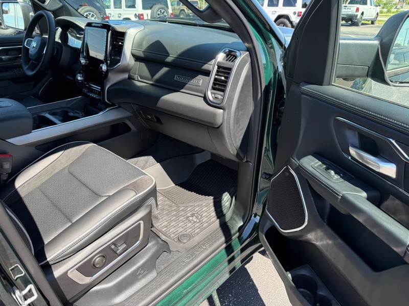 Ram 1500 Vehicle Full-screen Gallery Image 14