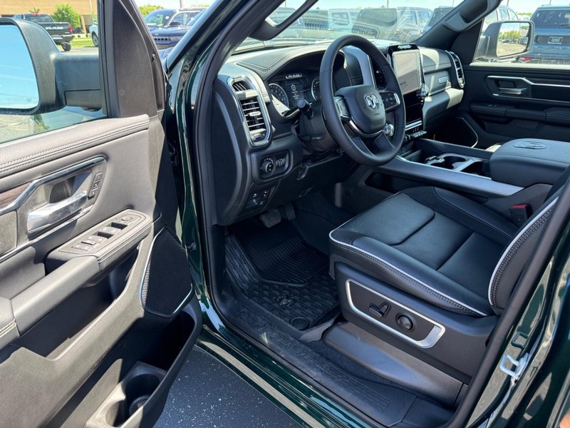 Ram 1500 Vehicle Full-screen Gallery Image 16
