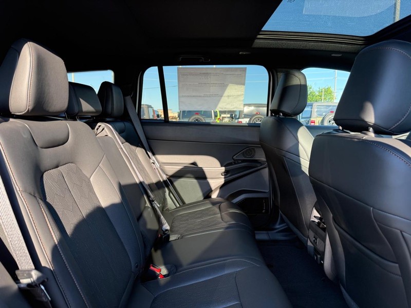 Jeep Cherokee Vehicle Full-screen Gallery Image 11