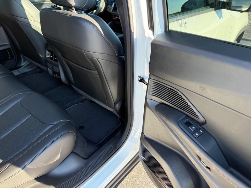 Jeep Cherokee Vehicle Full-screen Gallery Image 12