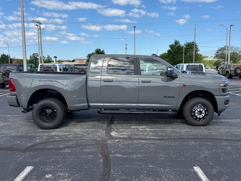 Ram 3500 Vehicle Full-screen Gallery Image 2