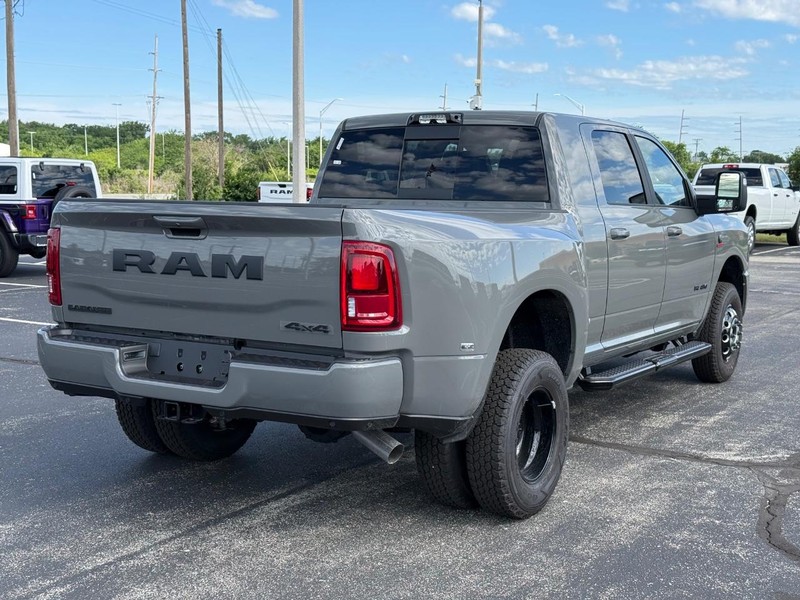 Ram 3500 Vehicle Full-screen Gallery Image 3