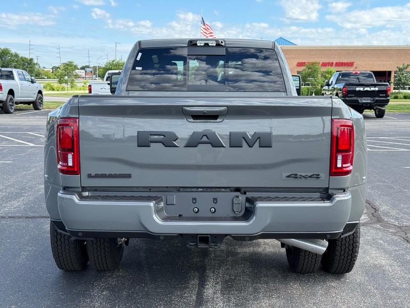 Ram 3500 Vehicle Full-screen Gallery Image 4