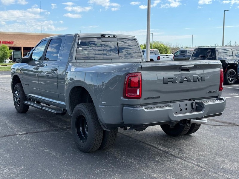 Ram 3500 Vehicle Full-screen Gallery Image 5