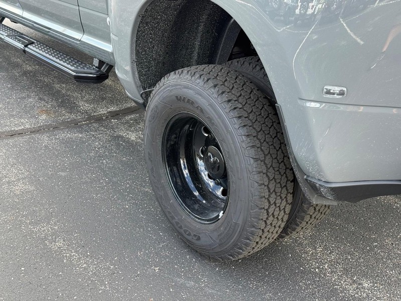 Ram 3500 Vehicle Full-screen Gallery Image 6