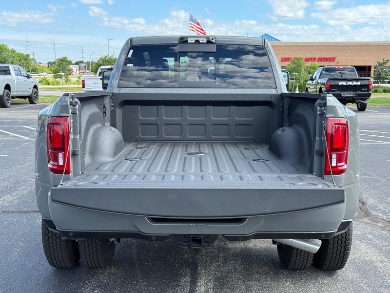 Ram 3500 Vehicle Full-screen Gallery Image 7