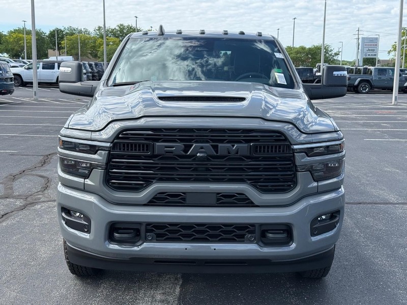 Ram 3500 Vehicle Full-screen Gallery Image 9