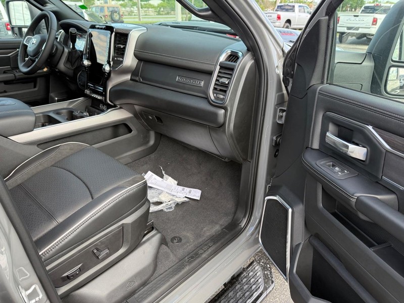 Ram 3500 Vehicle Full-screen Gallery Image 14