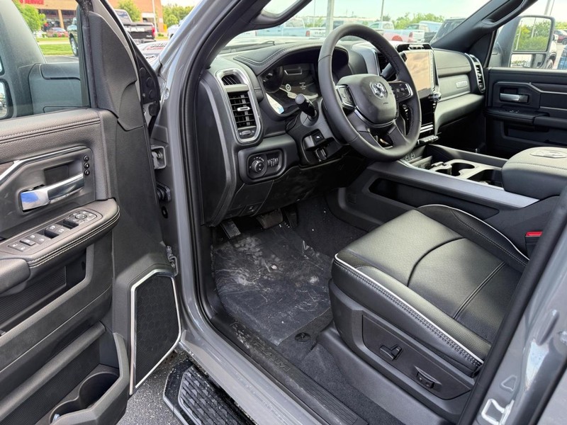 Ram 3500 Vehicle Full-screen Gallery Image 16