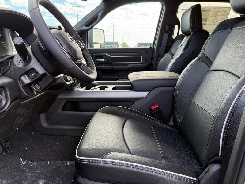 Ram 3500 Vehicle Full-screen Gallery Image 17